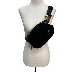 Lululemon Large Everywhere Belt Bag 2L Textured Fleece Black.  Gently used.